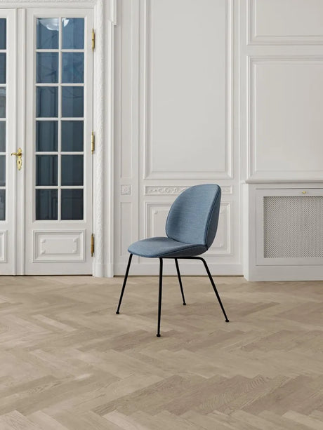 Beetle Chair, fuldpolstret fra GUBI - Prisgruppe 1 / Conic base / Black base - Jacobsen Plus