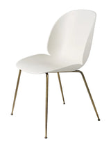 Beetle Chair, upolstret fra GUBI - Alabaster White shell / Conic base / Antique brass base - Jacobsen Plus