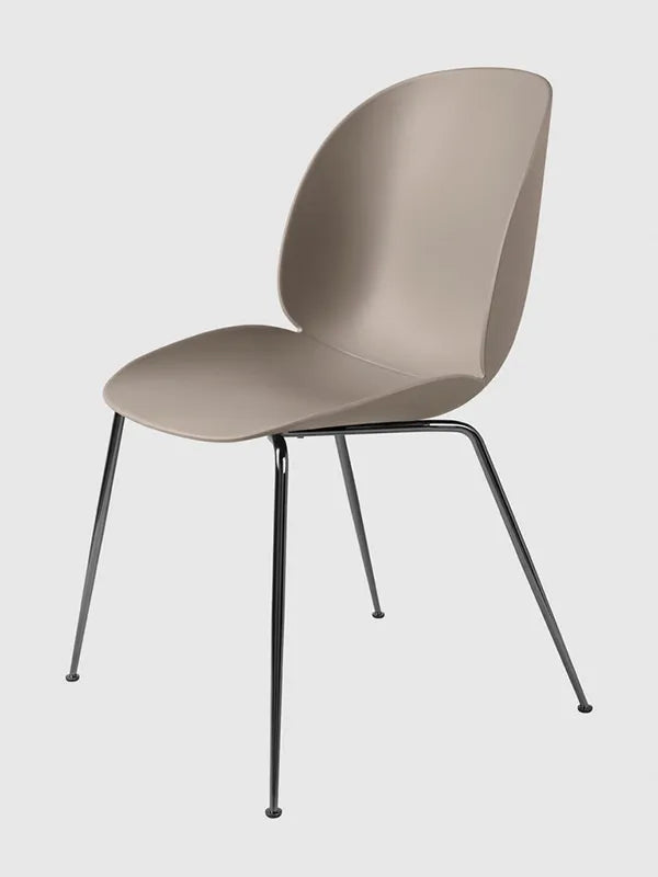 Beetle Chair, upolstret fra GUBI - New beige shell / Conic base / Black chrome base - Jacobsen Plus