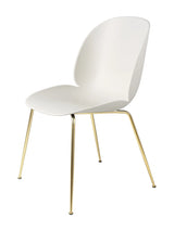 Beetle Chair, upolstret fra GUBI - Alabaster White shell / Conic base / Brass base - Jacobsen Plus