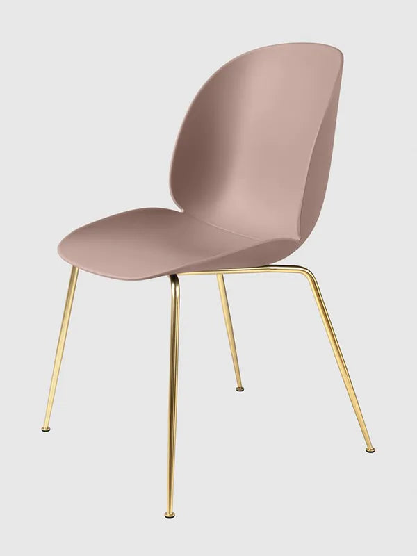 Beetle Chair, upolstret fra GUBI - Sweet pink shell / Conic base / Brass base - Jacobsen Plus