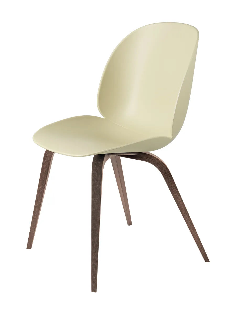 Beetle Chair, upolstret fra GUBI - Pastel Green shell / Wood base / Walnut base - Jacobsen Plus