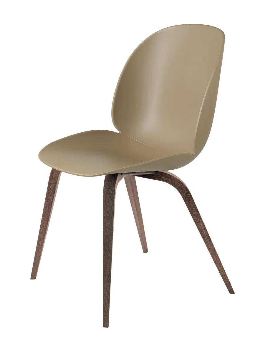 Beetle Chair, upolstret fra GUBI - Pebble Brown shell / Wood base / Walnut base - Jacobsen Plus