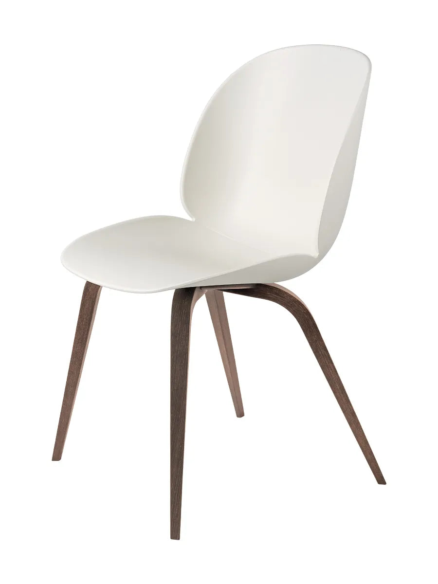 Beetle Chair, upolstret fra GUBI - Alabaster White shell / Wood base / Walnut base - Jacobsen Plus