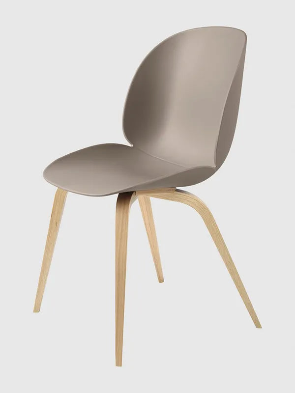 Beetle Chair, upolstret fra GUBI - New beige shell / Wood base / Oak base - Jacobsen Plus