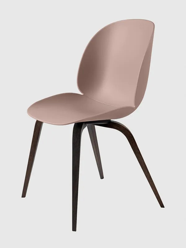 Beetle Chair, upolstret fra GUBI - Sweet pink shell / Wood base / Smoked oak base - Jacobsen Plus