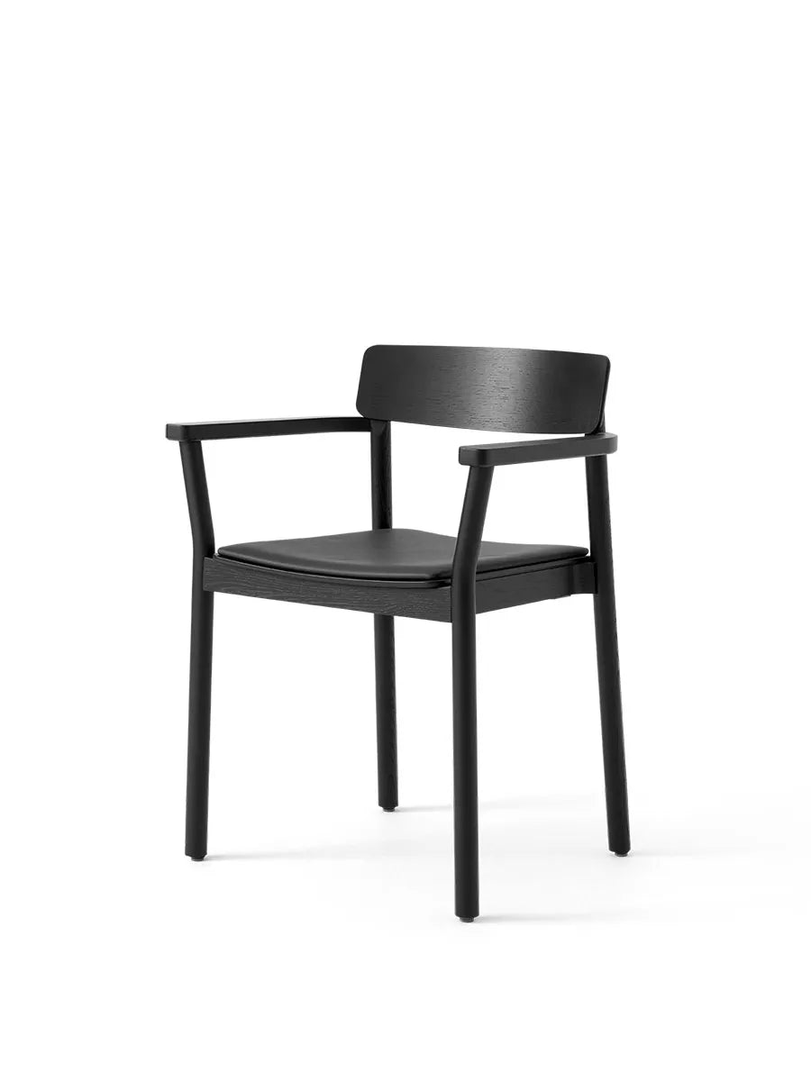 Betty TK11 Spisebordsstol, sortlakeret eg/sort læder fra &Tradition