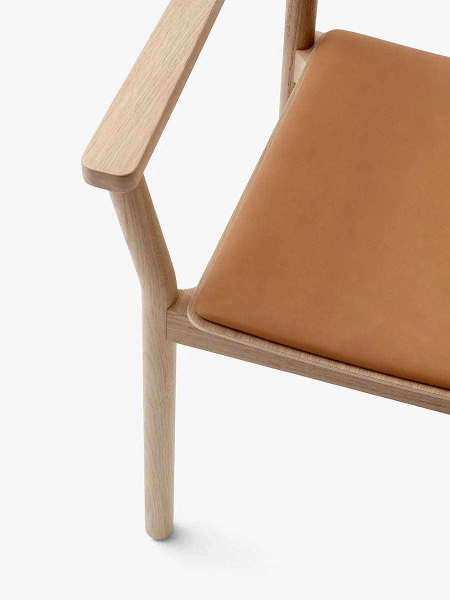 Betty TK11 Spisebordsstol, eg/cognac læder fra &Tradition