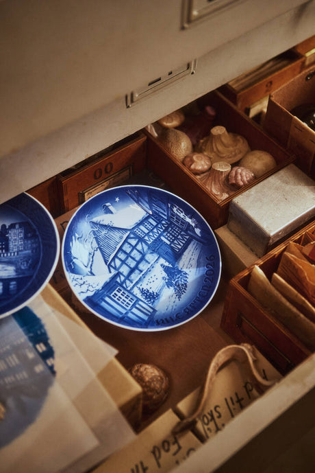 Bing & Grøndahl juleplatte 2026, The Gamle By in Aarhus, 18 cm fra Royal Copenhagen - 2 - Jacobsen Plus