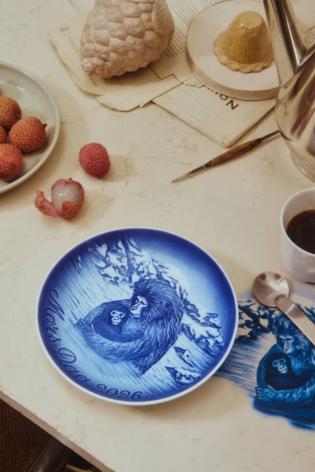 Bing & Grøndahl mors dags platte 2026, japanske sneaber, 18 cm fra Royal Copenhagen - 2 - Jacobsen Plus