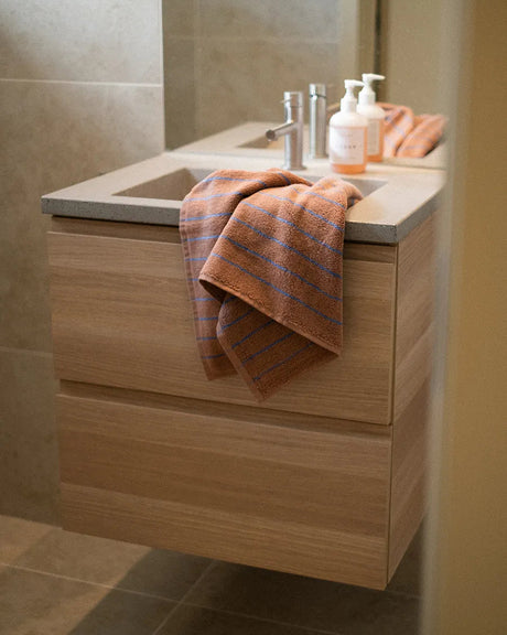 Naram towel - Camel & Ultramarine blue fra Bongusta - 2 - Jacobsen Plus