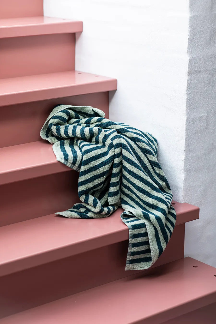 Naram towel - Sea foam & Deep teal fra Bongusta