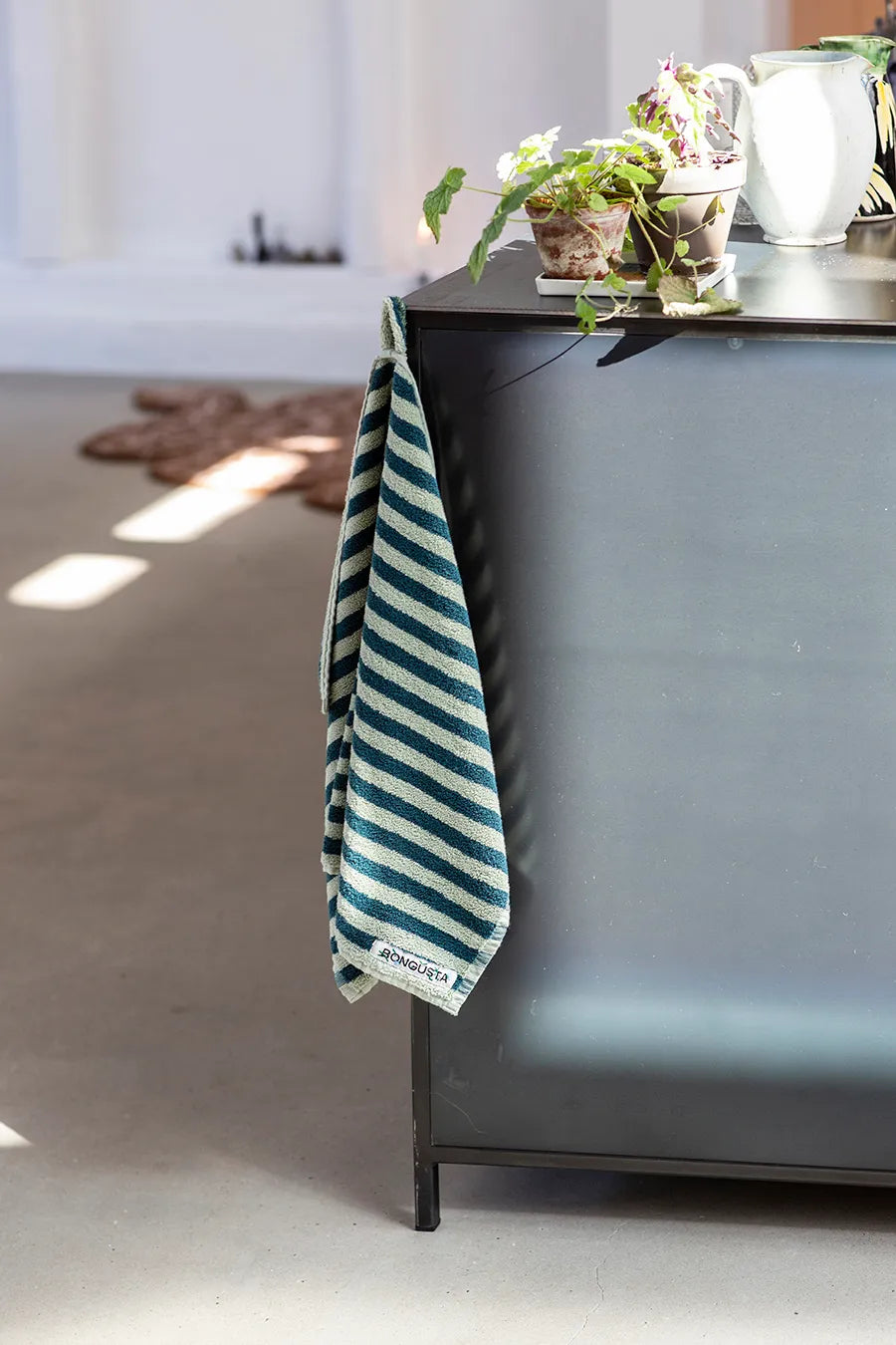 Naram towel - Sea foam & Deep teal fra Bongusta