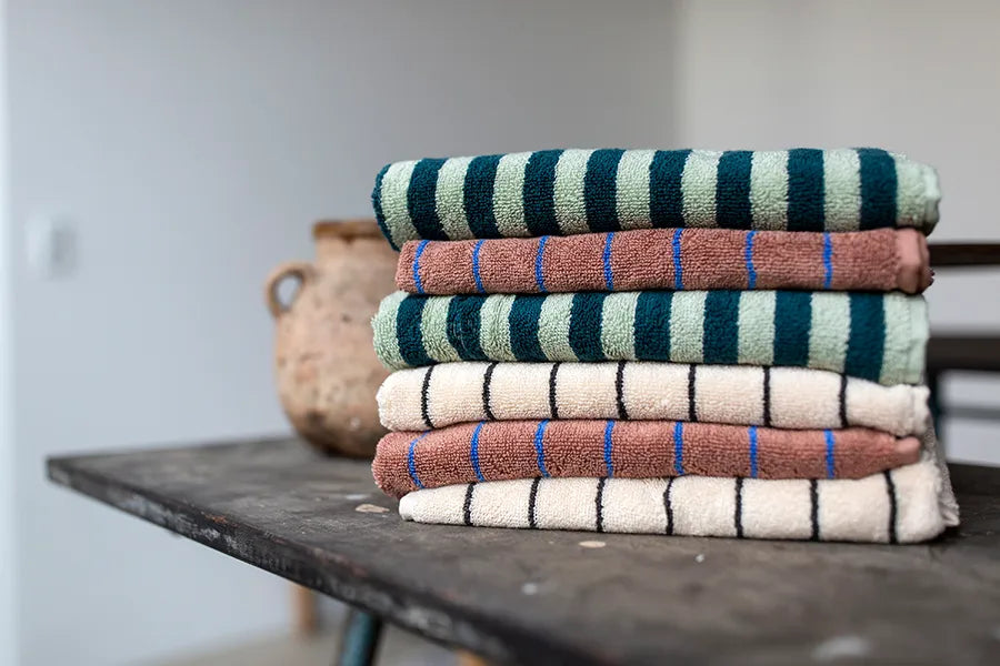 Naram towel - Sea foam & Deep teal fra Bongusta