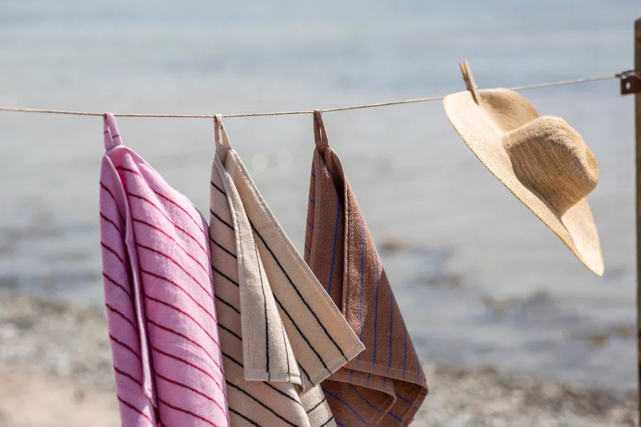 Naram towel - Camel & Ultramarine blue fra Bongusta