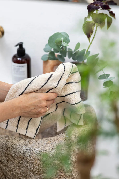 Naram towel - Creme & Ink fra Bongusta - 2 - Jacobsen Plus