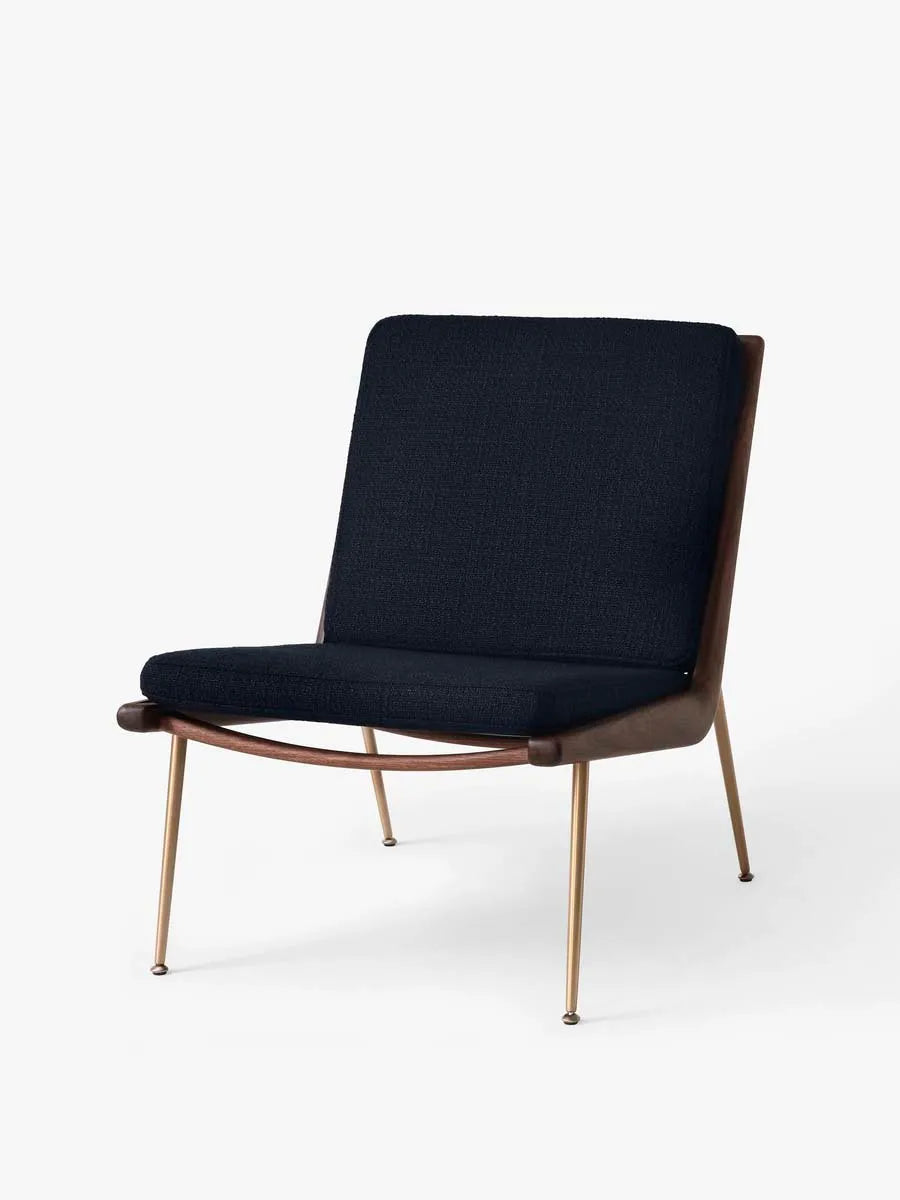 Boomerang HM1 lænestol af Hvidt & Mølgaard - Loop Marine K5042-40 / Valnød - messing - Jacobsen Plus