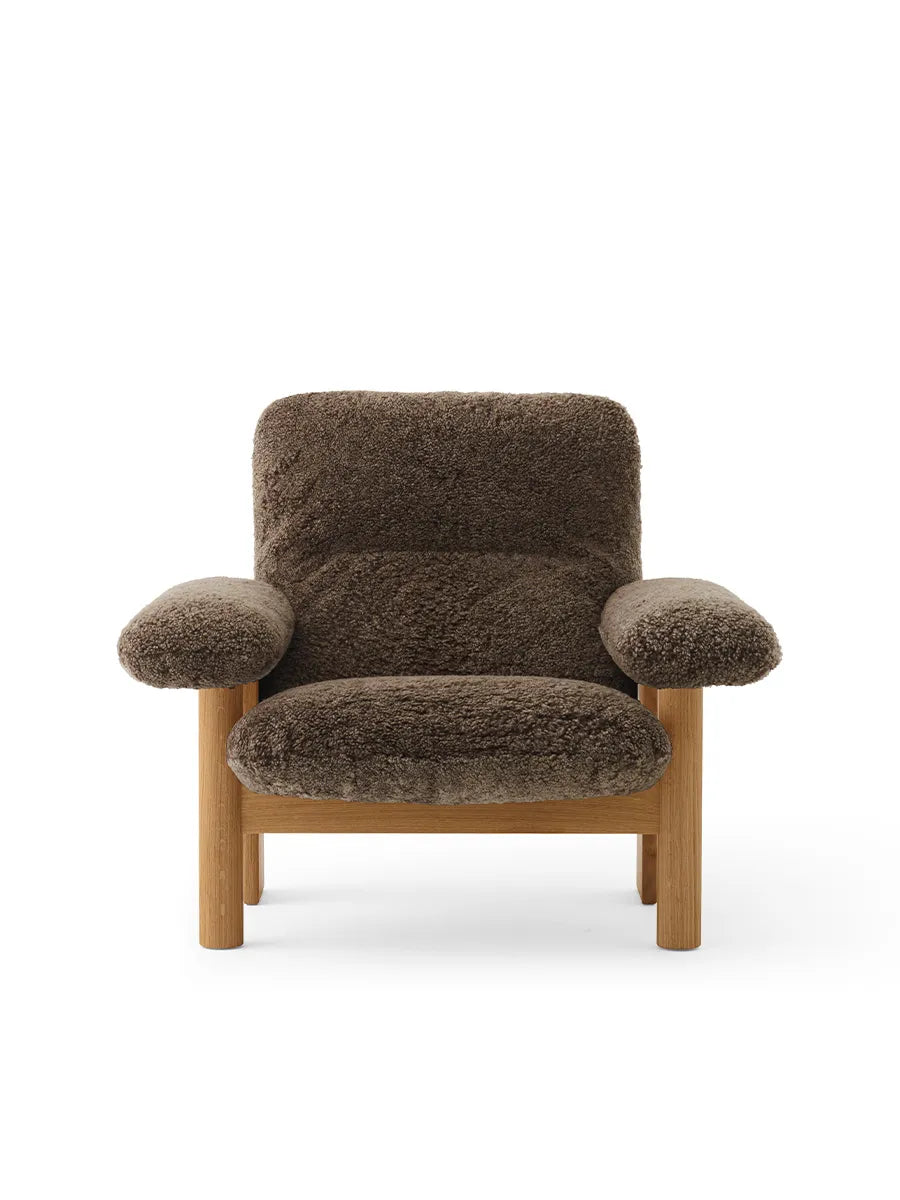Brasilia Lounge Chair, Natural Oak Sheepskin Root fra Audo Copenhagen