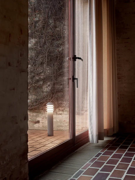 Bysted Garden Aluminium, Høj fra Louis Poulsen - Pullertmast med fodpanel u-adaptor / LED 2700K - Jacobsen Plus