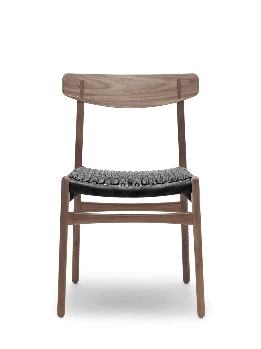 CH23 Spisestol, valnød olie med sort flet af Hans J. Wegner