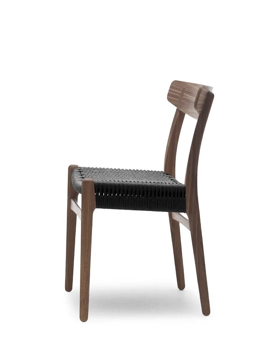 CH23 Spisestol, valnød olie med sort flet af Hans J. Wegner