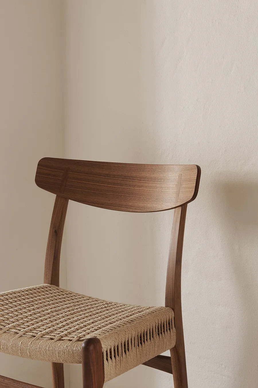 CH23 Spisestol, valnød olie af Hans J. Wegner