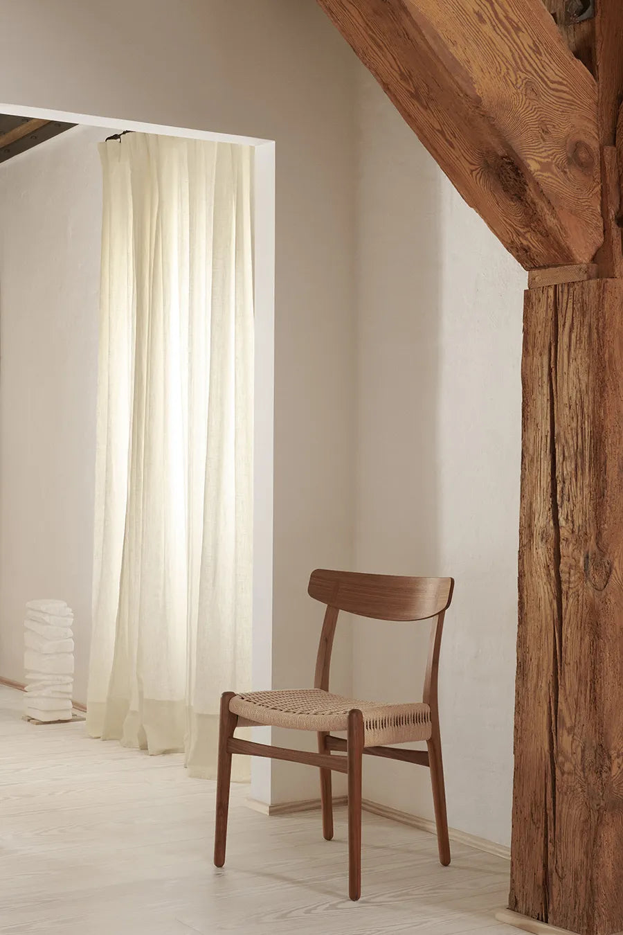 CH23 Spisestol, valnød olie af Hans J. Wegner