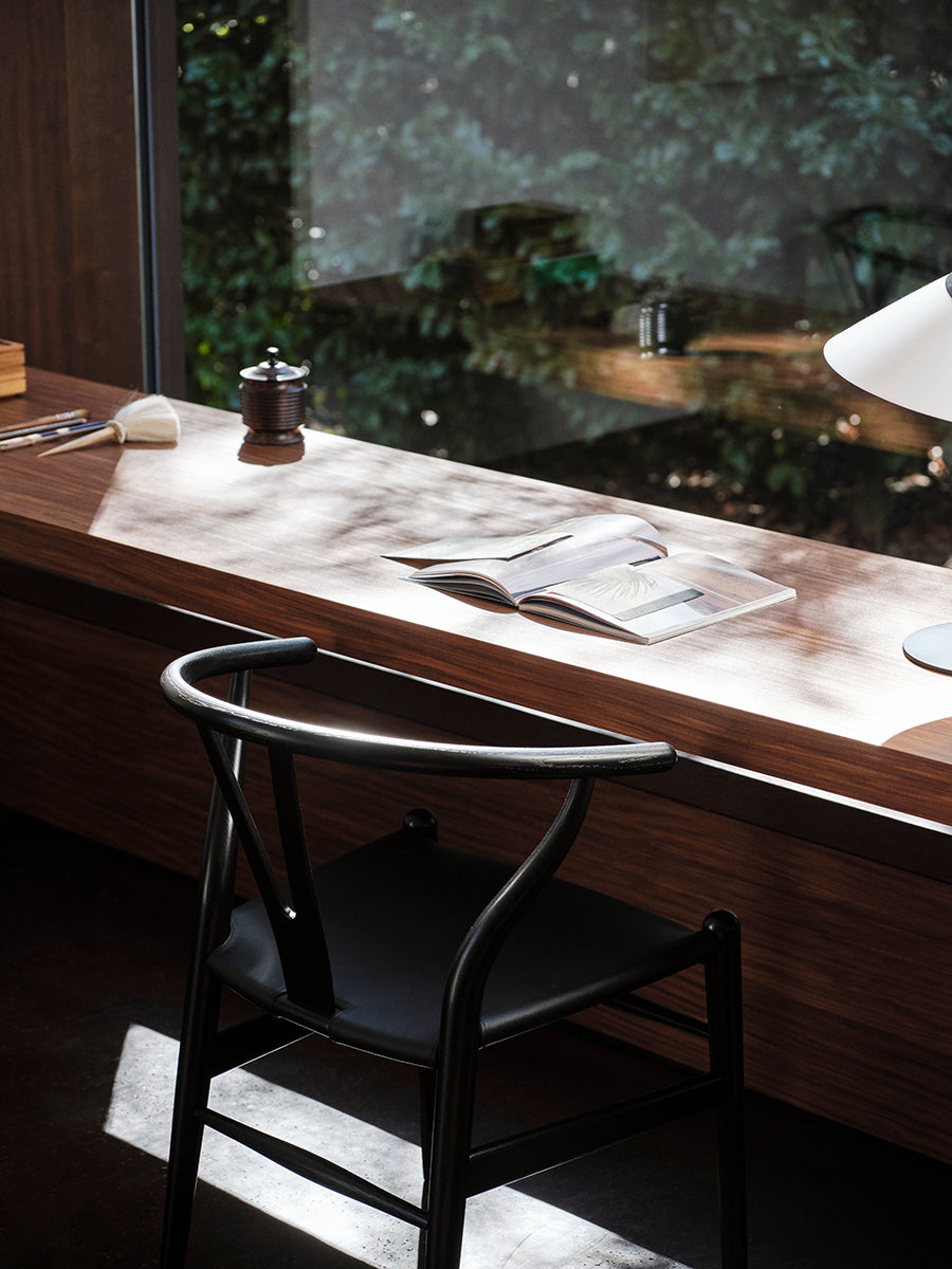 Y-stol CH24P, Sort eg med Thor 301 læder af Hans J. Wegner