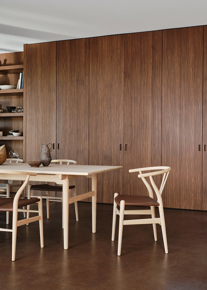Y-stol CH24P, Eg sæbe med Loke 7060 læder af Hans J. Wegner