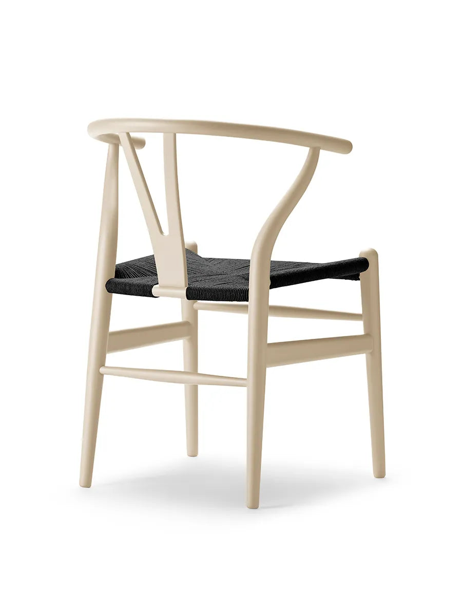 Y-stol CH24 Soft Barley med sort flet af Hans J. Wegner
