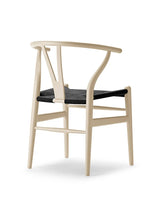 Y-stol CH24 Soft Barley med sort flet af Hans J. Wegner