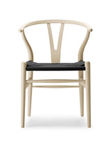 Y-stol CH24 Soft Barley med sort flet af Hans J. Wegner