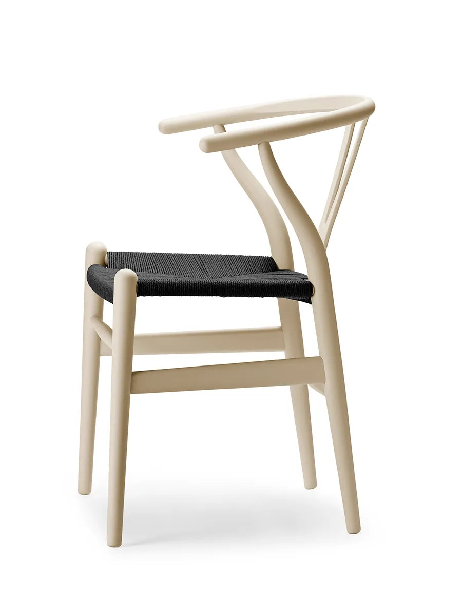 Y-stol CH24 Soft Barley med sort flet af Hans J. Wegner