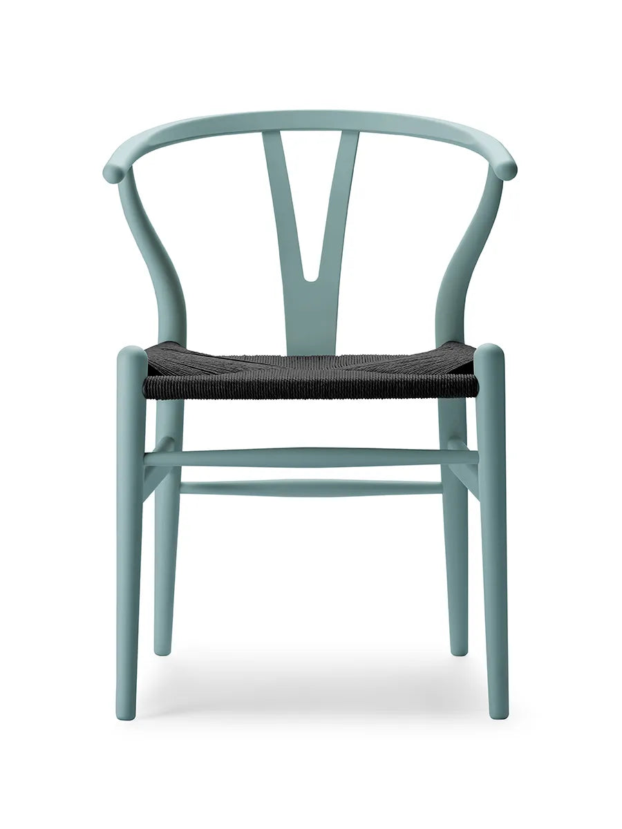 Y-stol CH24 Soft Pewter med sort flet af Hans J. Wegner