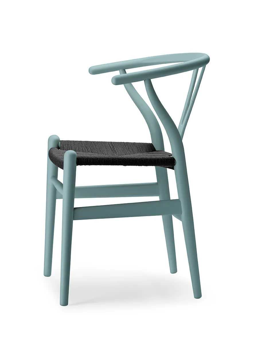 Y-stol CH24 Soft Pewter med sort flet af Hans J. Wegner