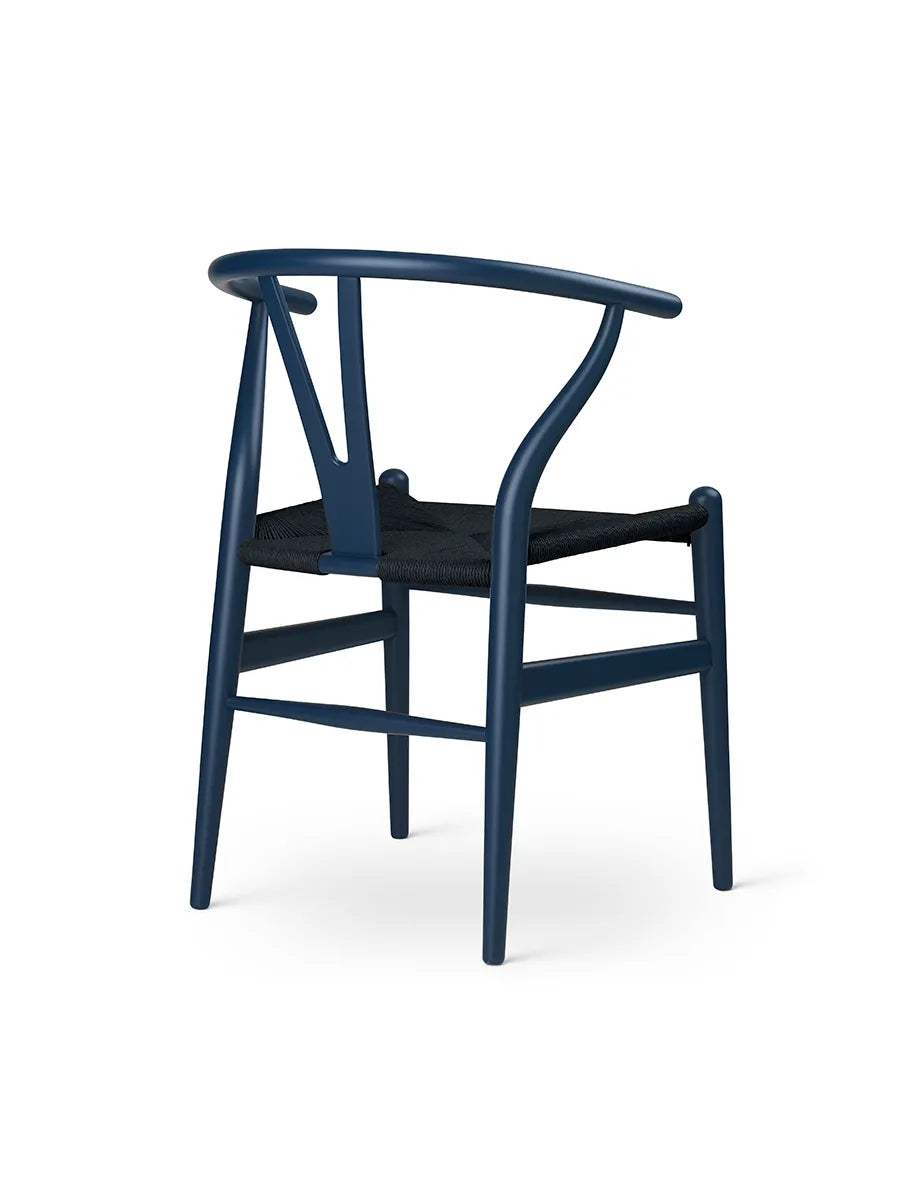 Y-stol CH24 Soft Blue med sort flet af Hans J. Wegner