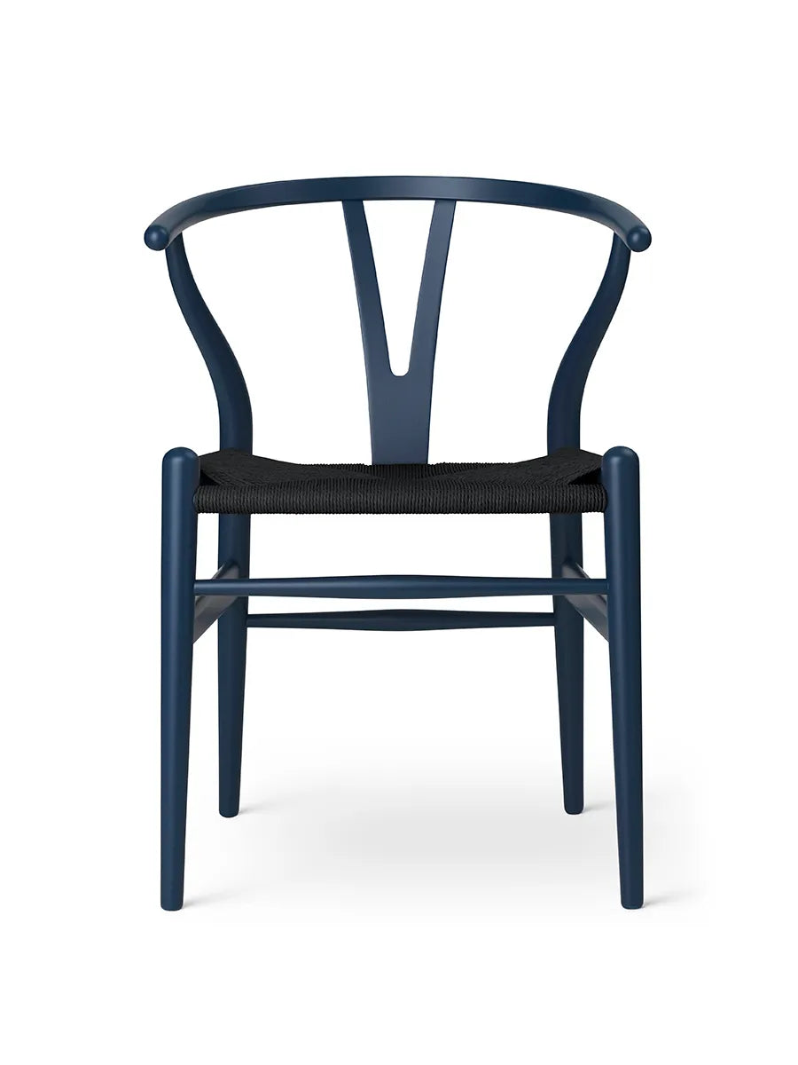 Y-stol CH24 Soft Blue med sort flet af Hans J. Wegner