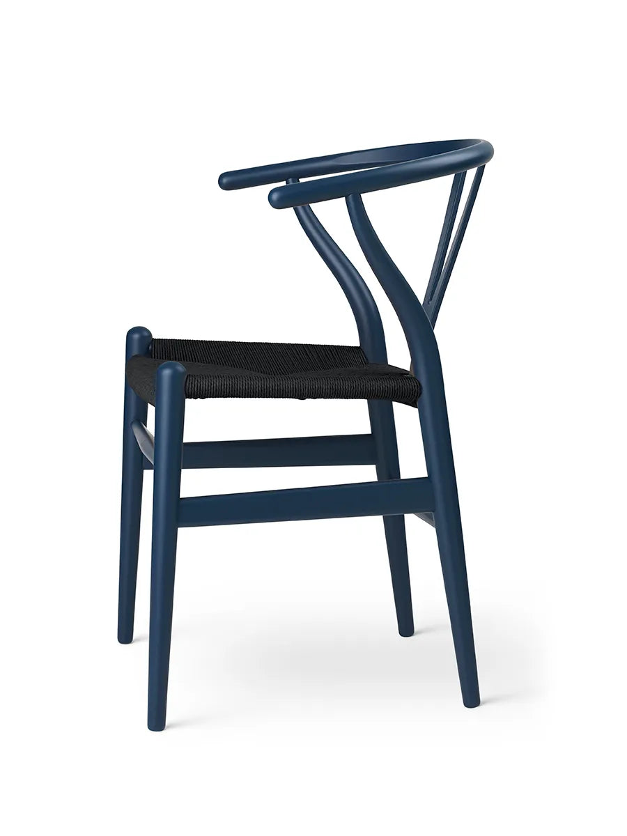 Y-stol CH24 Soft Blue med sort flet af Hans J. Wegner