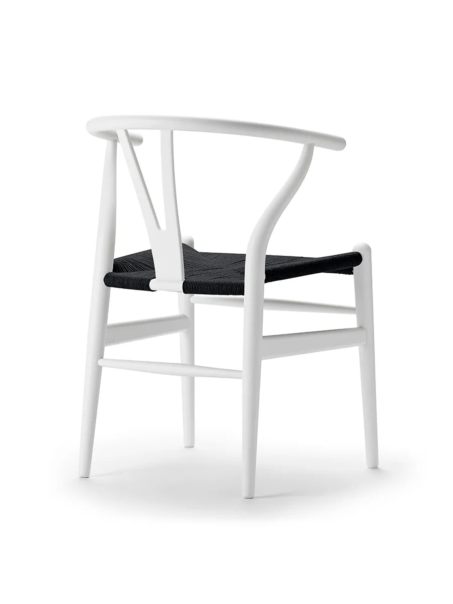 Y-stol CH24 Soft Natural White med sort flet af Hans J. Wegner