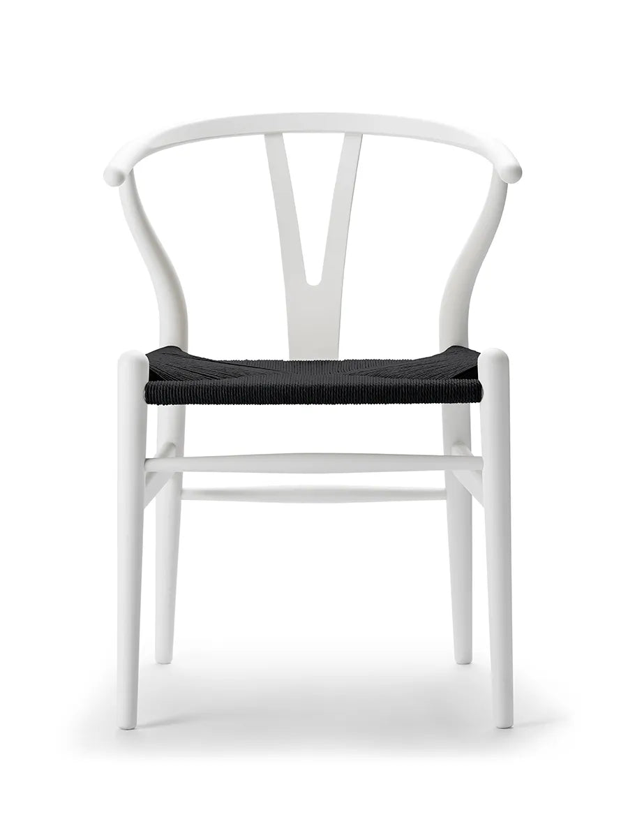 Y-stol CH24 Soft Natural White med sort flet af Hans J. Wegner
