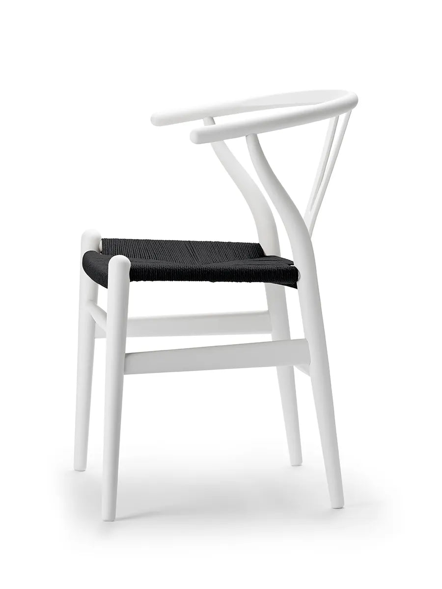 Y-stol CH24 Soft Natural White med sort flet af Hans J. Wegner