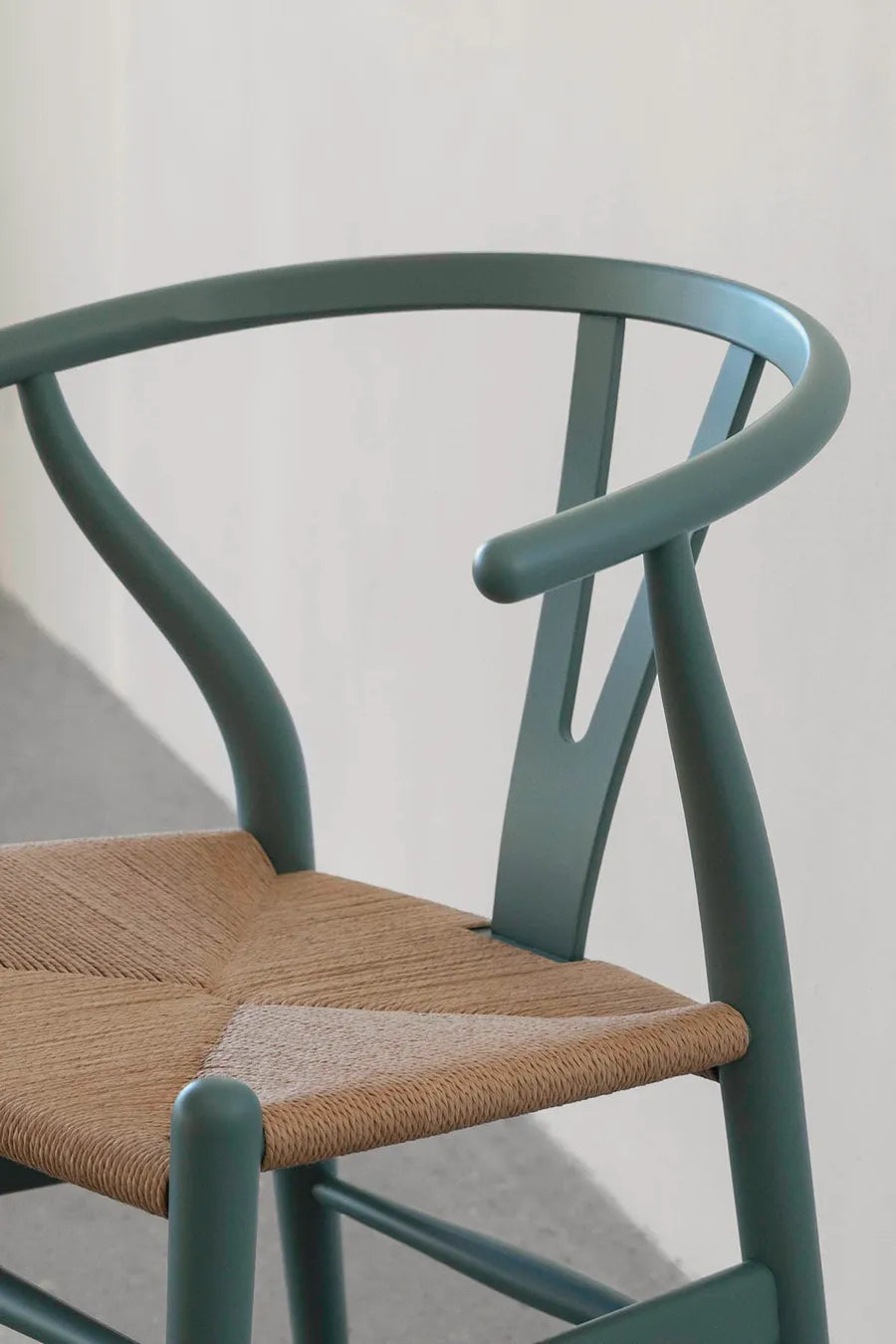Y-stol CH24 Soft Pewter af Hans J. Wegner