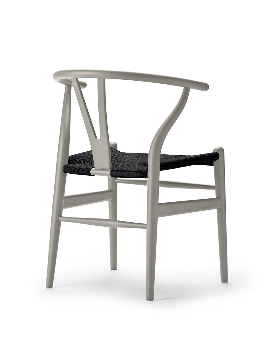 Y-stol CH24 Soft Silver Grey med sort flet af Hans J. Wegner