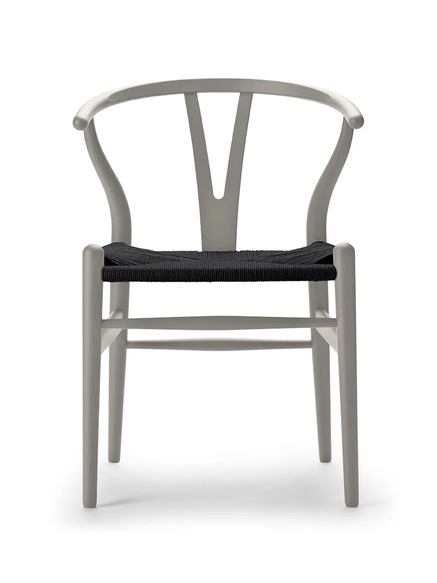 Y-stol CH24 Soft Silver Grey med sort flet af Hans J. Wegner