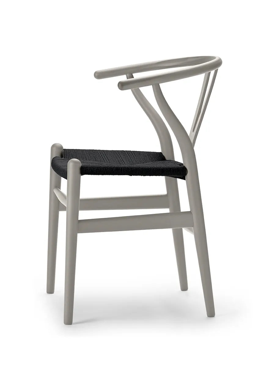 Y-stol CH24 Soft Silver Grey med sort flet af Hans J. Wegner