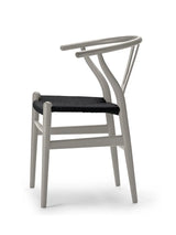 Y-stol CH24 Soft Silver Grey med sort flet af Hans J. Wegner