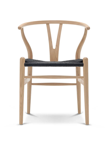 Y-stol CH24, Eg hvidolie med sort flet af Hans J. Wegner - 1 - Jacobsen Plus