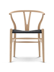 Y-stol CH24, Eg hvidolie med sort flet af Hans J. Wegner