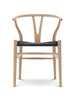 Y-stol CH24, Eg hvidolie med sort flet af Hans J. Wegner