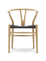 Y-stol CH24, Eg lak med sort flet af Hans J. Wegner